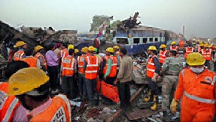 Un accidente de tren en la India deja mñas de 100 muertoss