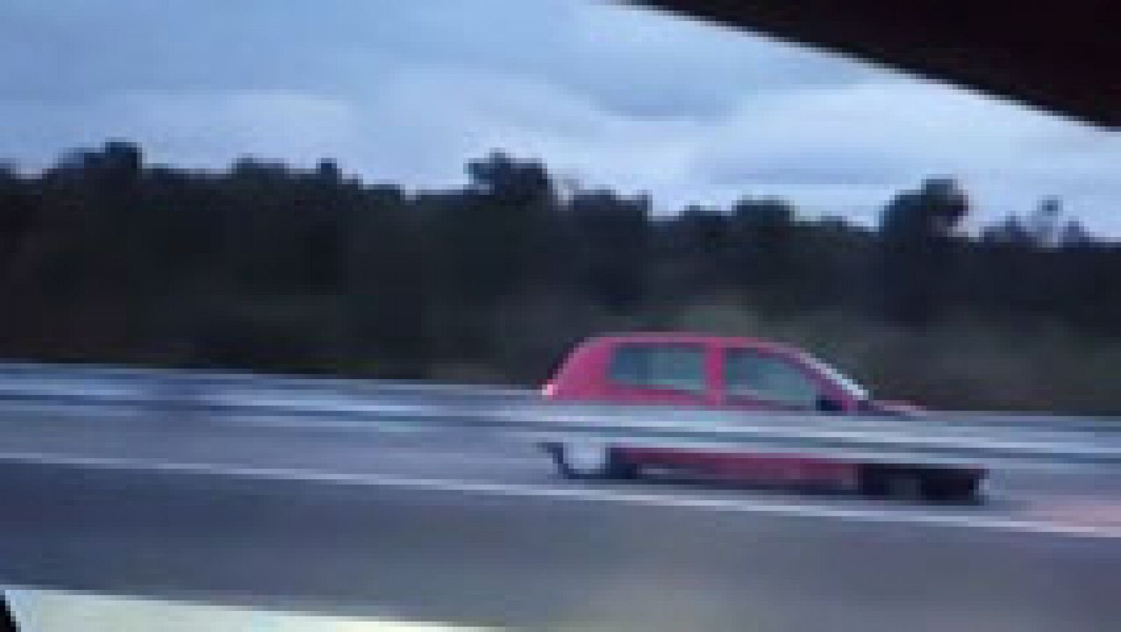 Detienen a una mujer en Girona por conducir bebida, en dirección contraria y sin rueda por la AP-7