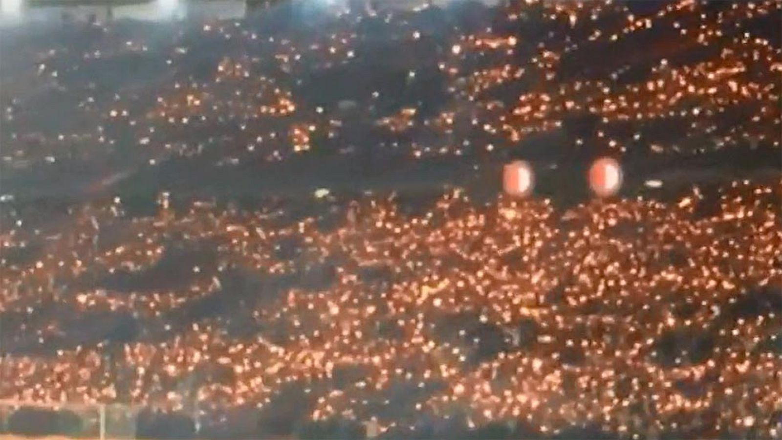 La afición del Feyenoord rindió un emotivo homenaje con miles de bengalas a su jugador Tonny Vilhena, que perdió recientemente a su madre.