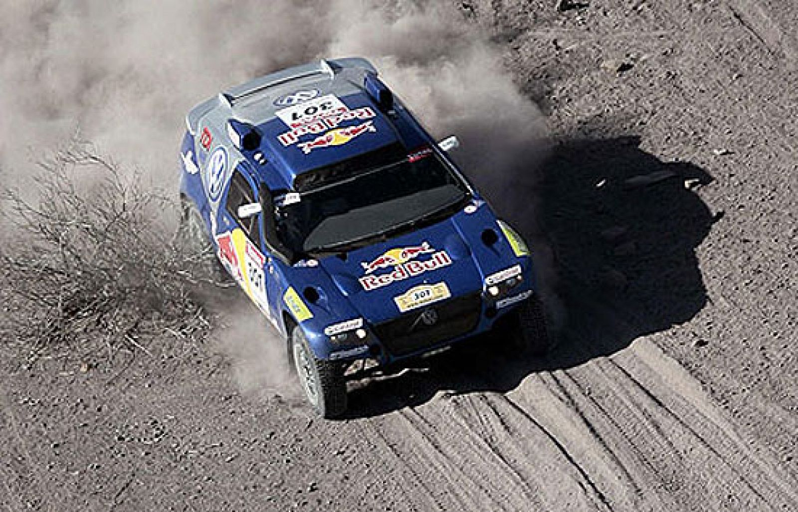 Carlos Sainz ha ganado en la primera etapa del desierto de Atacama, la novena de la competición y se mantiene líder. Marc Coma en motos ha sido cuarto, pero sigue encabezando la general.