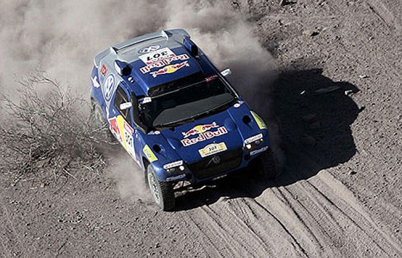 Carlos Sainz ha ganado en la primera etapa del desierto de Atacama, la novena de la competición y se mantiene líder. Marc Coma en motos ha sido cuarto, pero sigue encabezando la general.