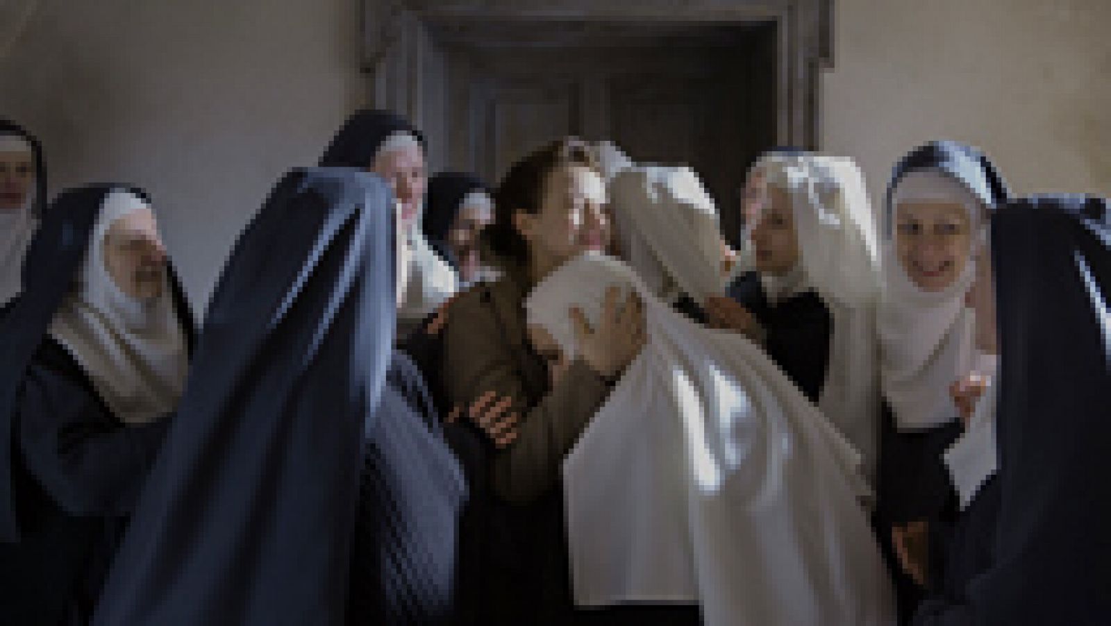 El 23 de diciembre se estrena 'Las inocentes', la película de la cineasta Anne Fontaine sobre la poco conocida historia real de unas monjas polacas embarazadas tras ser violadas por las tropas de la Unión Soviética al terminar la II Guerra Mundial. RTVE.es estrena el tráiler en español de la película protagonizada por Lou de Laâge, Agata Buzek, Agata Kulesza y Vincent Macaigne. 'Las inocentes' obtuvo el premio FIPRESCI en el último Festival de cine de Valladolid.