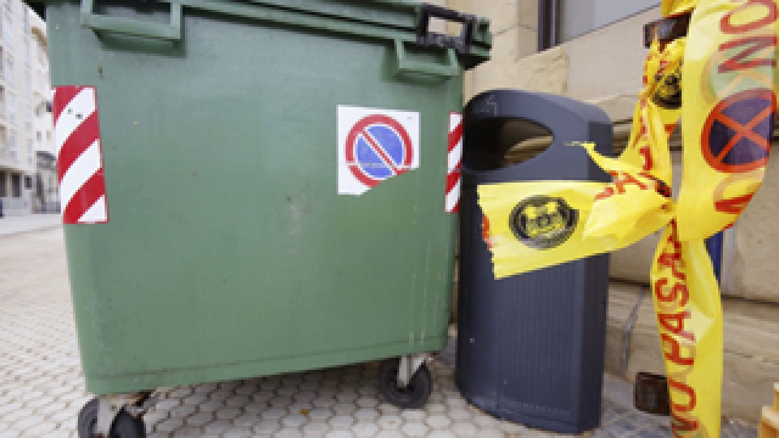 Telediario 1: La Ertzaintza localiza a una bebé con vida en un contenedor de basura en San Sebastián | RTVE Play