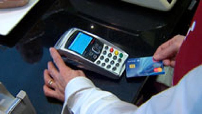 Telediario 1 - Cada español gastará de media este año unos 2.800 euros con tarjetas de crédito