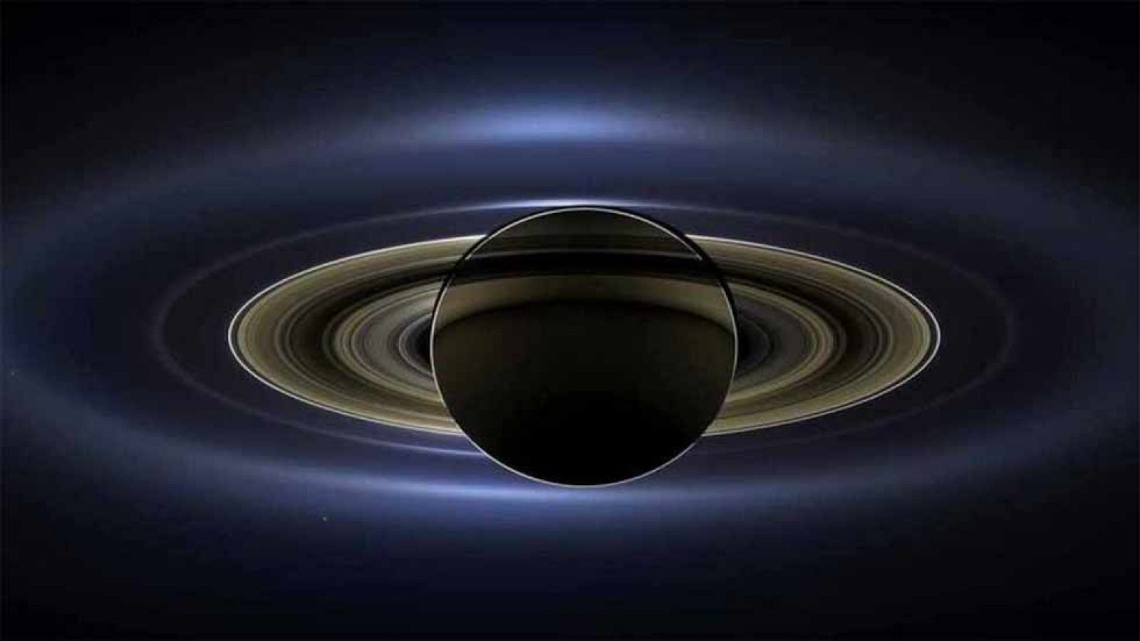 En su último año de operaciones, este 30 de noviembre, la misión Cassini de la NASA comenzará un atrevido conjunto de órbitas pasando por encima del borde exterior de los anillos principales de Saturno. Cassini volará más cerca de los anillos de Satu