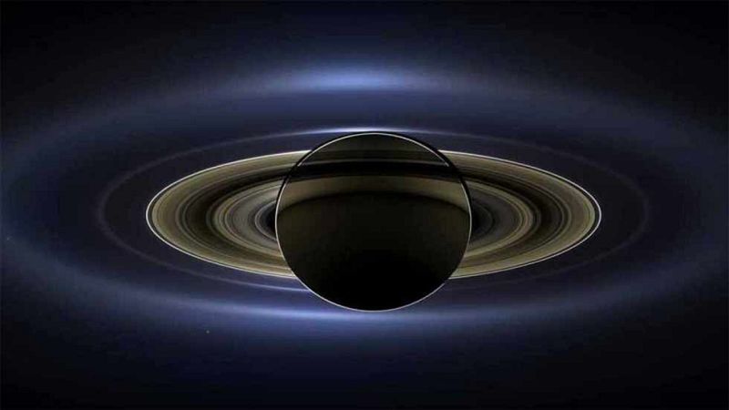 En su último año de operaciones, este 30 de noviembre, la misión Cassini de la NASA comenzará un atrevido conjunto de órbitas pasando por encima del borde exterior de los anillos principales de Saturno. Cassini volará más cerca de los anillos de Satu