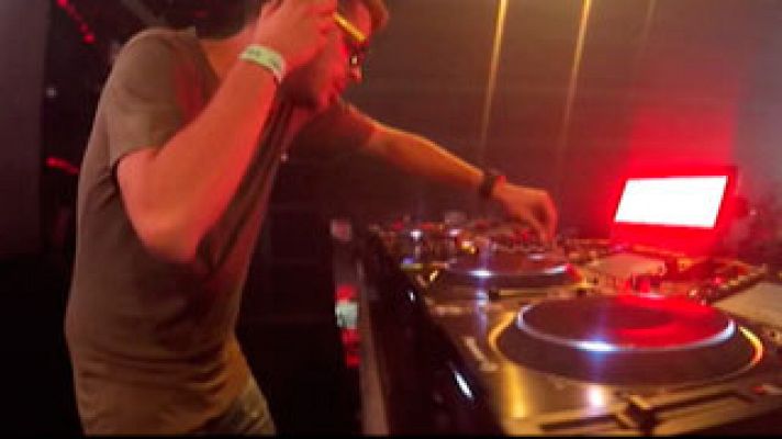 Telediario 1 - El disc-jockey catalán Brian Cross acaba de sacar su segundo álbum "Darkness to light"