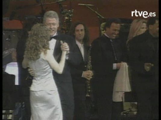 Personajes en el Archivo de RTVE - Clinton baila con mujer e hija