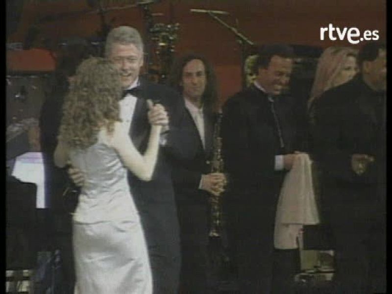 Clinton baila con mujer e hija en fiesta segundo mandato
