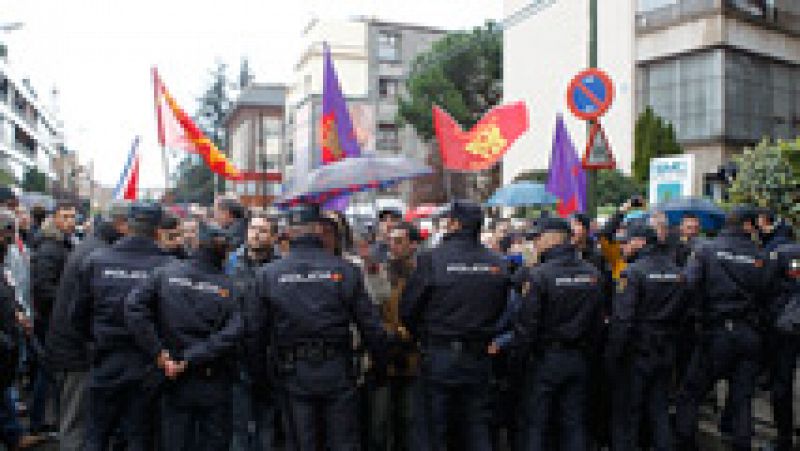 Castristas y anticastristas se enfrentan ante la embajada de Cuba en Madrid