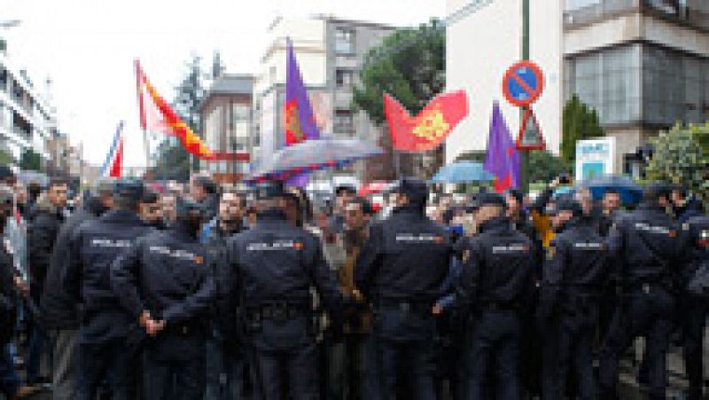  Castristas y anticastristas se enfrentan ante la embajada de Cuba en Madrid