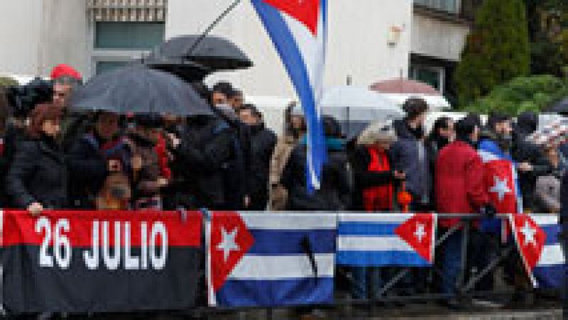 Castristas y anticastristas se enfrentan ante la Embajada de Cuba en Madrid