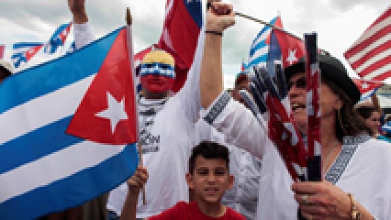 Los exiliados cubanos en Miami celebran con euforia la muerte de Fidel Castro