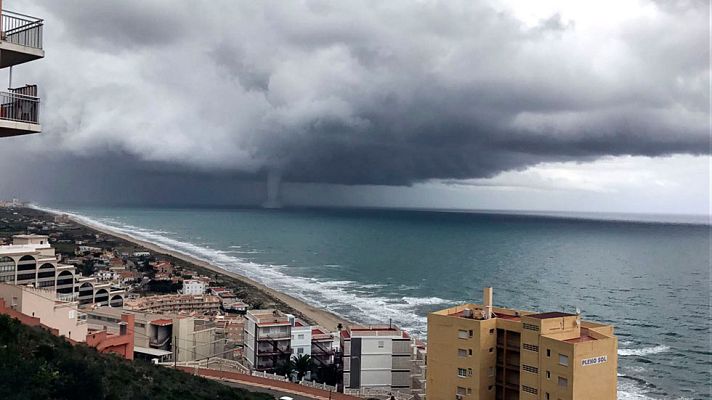 Telediario 1 - Alerta por fuertes lluvias, tornados y trombas marinas