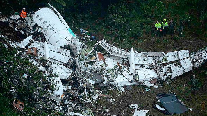 - Mueren 76 personas en un accidente de avión en Colombia