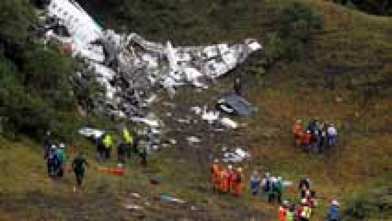 Mueren 75 personas al estrellarse en Colombia un avión en el que viajaba un equipo de fútbol brasileño