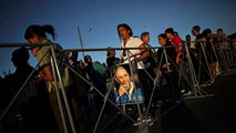 Los cubanos siguen desfilando por la Plaza de la Revolución para expresar su dolor por la muerte de Fidel Castro