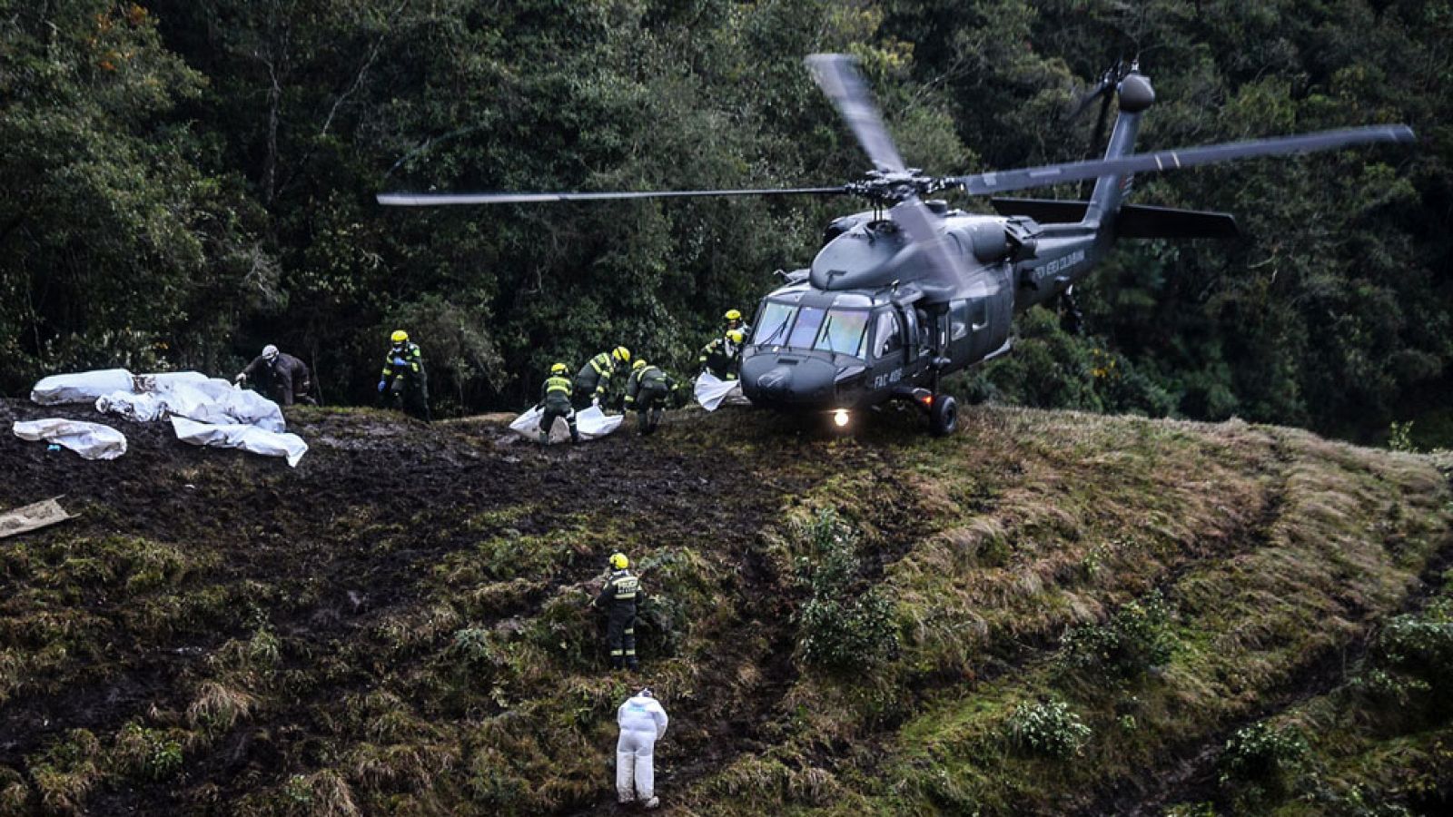 Mueren 75 personas al estrellarse en Colombia un avión en el que viajaba un equipo de fútbol brasileño | Ver