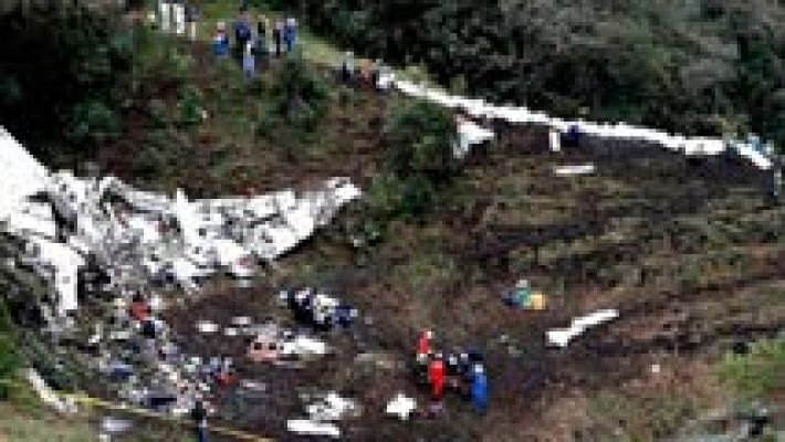 Telediario 1 - Mueren 71 personas al estrellarse en Colombia un avión que llevaba a un equipo de fútbol brasileño