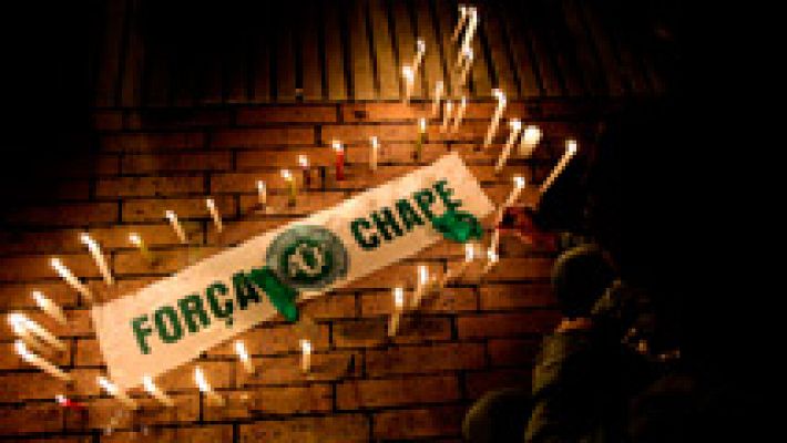 Telediario 1 - Los aficionados del 'Chape' homenajean a sus jugadores