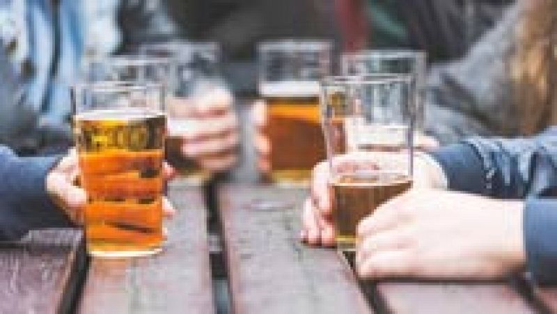 La ministra de Sanidad anuncia una ley para prevenir el consumo de alcohol entre los más jóvenes