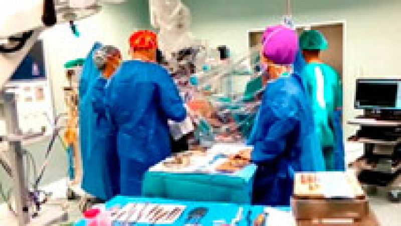 Un hospital de Zaragoza realiza con éxito la extracción de un tumor cerebral sin anestesia general
