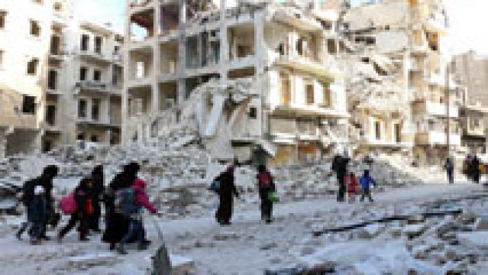 Miles de civiles huyen de Alepo tras la incursión de las fuerzas gubernamentales sirias