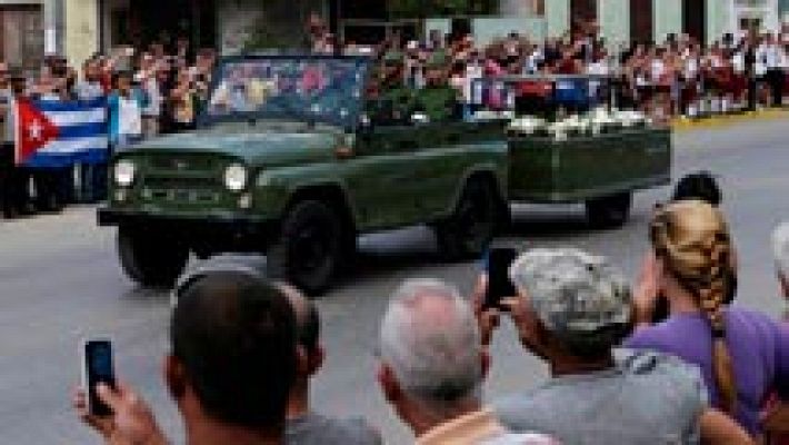Caravana con los restos de Fidel recorre Cuba
