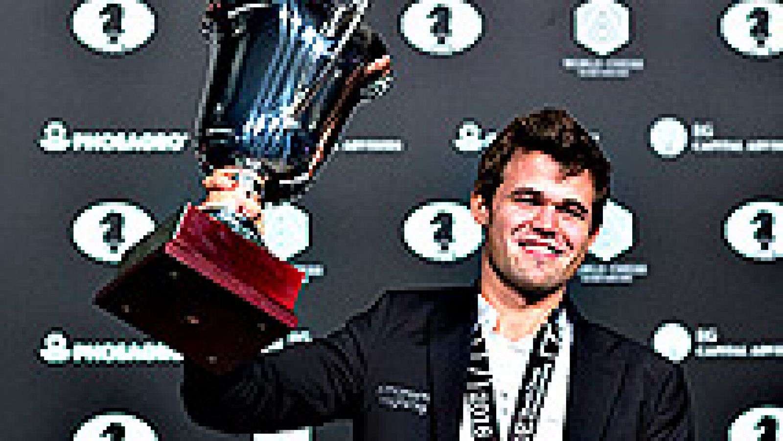 El noruego Magnus Carlsen revalidó el título mundial al vencer  este miércoles en el desempate al ruso Serguéi Karjakin en la final  celebrada en Nueva York, reeditando así las victorias de 2013 y 2014  tras un apretada disputa en el tablero que se t