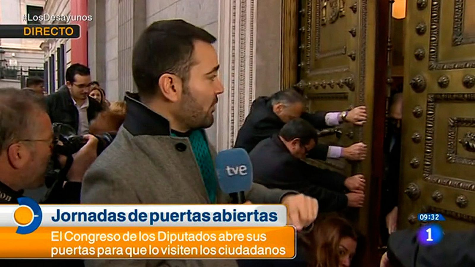 Accidentada apertura de la puerta del Congreso