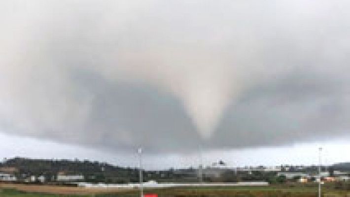 Telediario 1 - Espectacular tornado en Palos de la Frontera, Huelva
