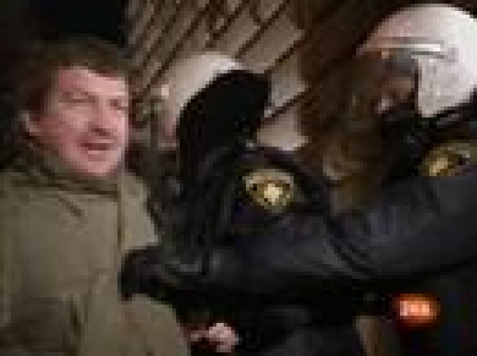 Una multitud apedrea el Parlamento de Letonia | Ver