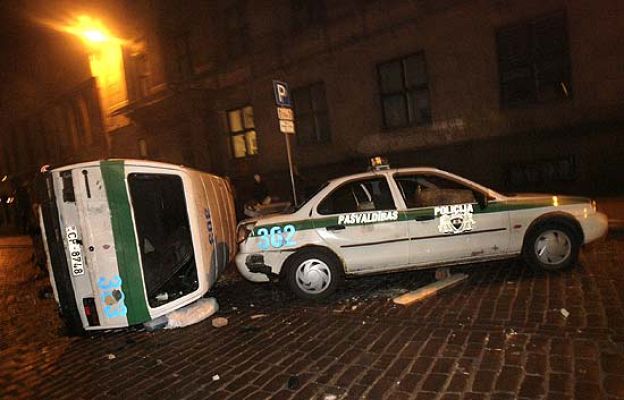  - Apedrean el Parlamento de Letonia