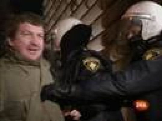  - Apedrean el Parlamento de Letonia