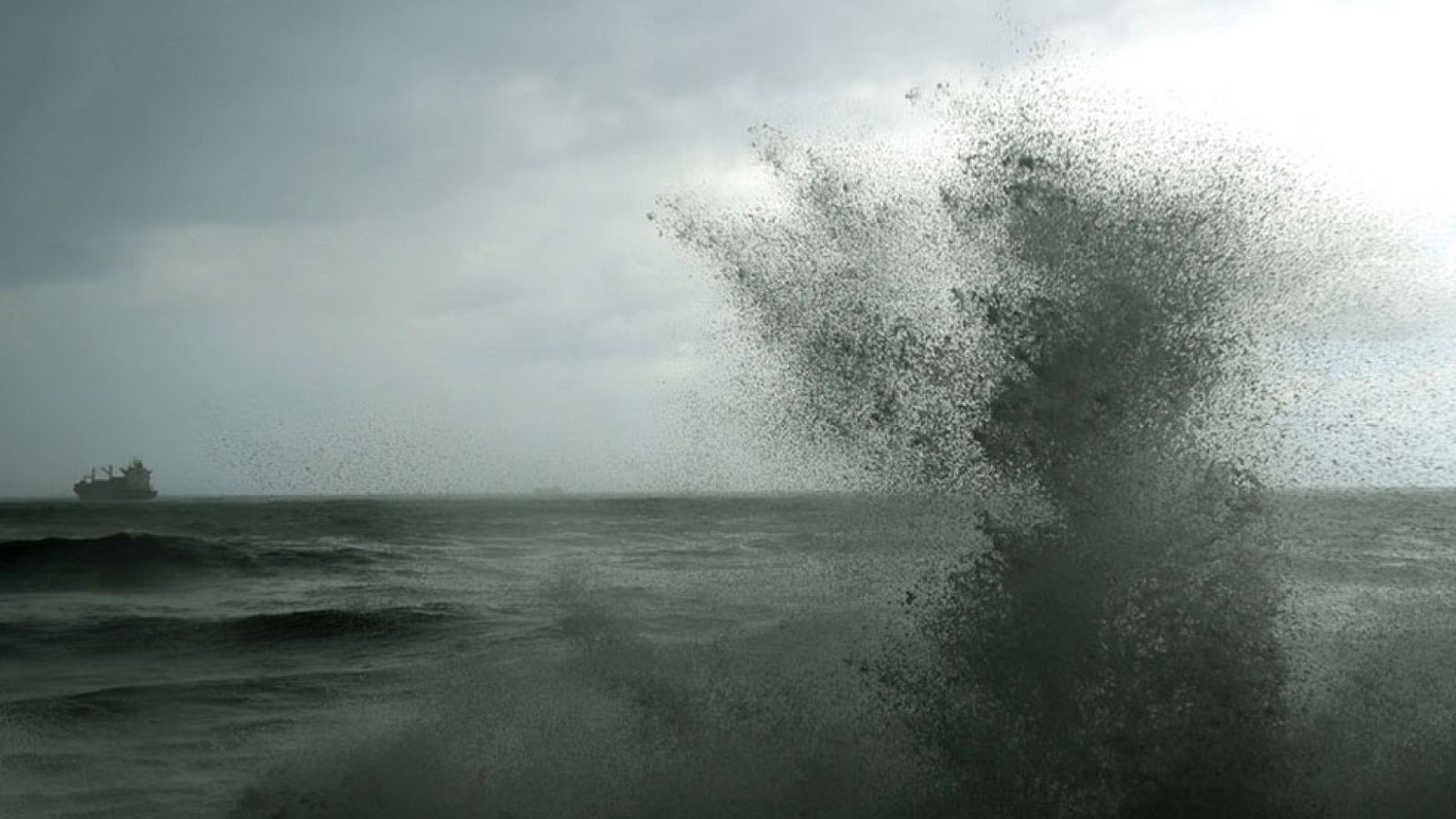 El puente de la Constitución pasado por agua y dejará de llover para la Inmaculada
