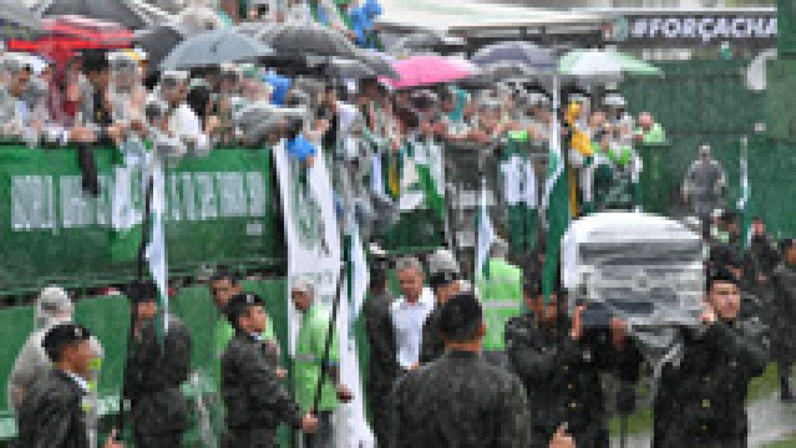 El Chapecoense celebra un masivo funeral bajo la lluvia en su estadio | Ver