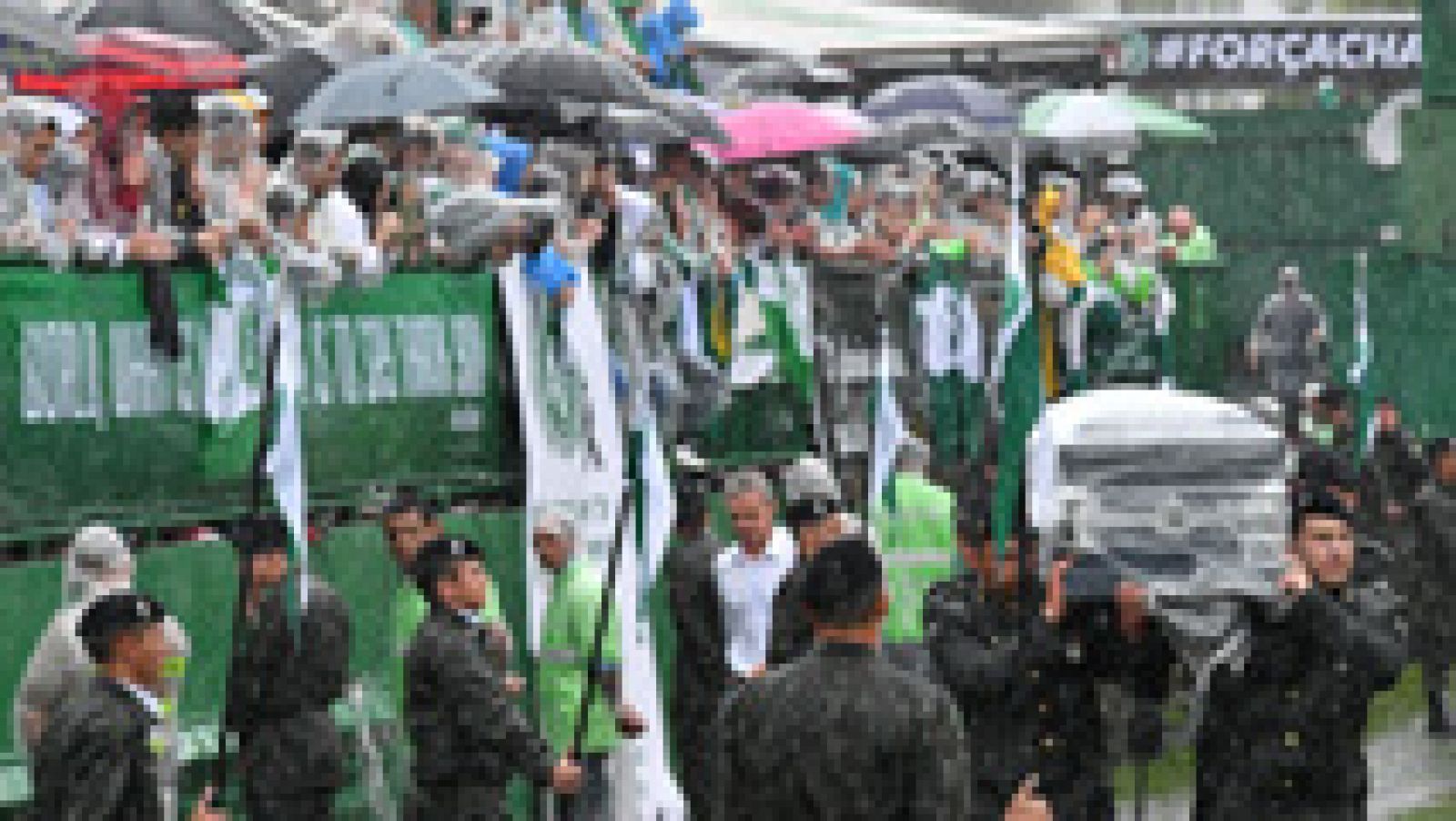 Telediario 1: El Chapecoense celebra un masivo funeral bajo la lluvia en su estadio | RTVE Play