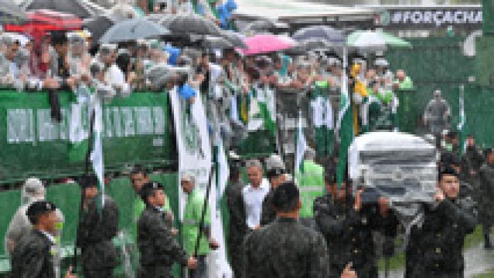 Telediario 1 - El Chapecoense celebra un masivo funeral bajo la lluvia en su estadio