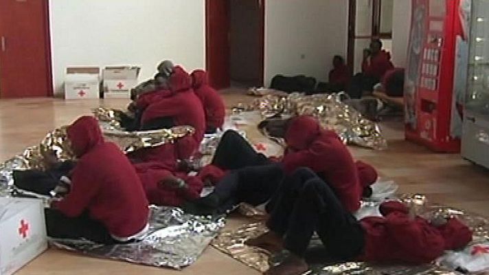 Telediario 1 - Rescatan a 22 inmigrantes ocultos en el doble fondo de un camión en Melilla