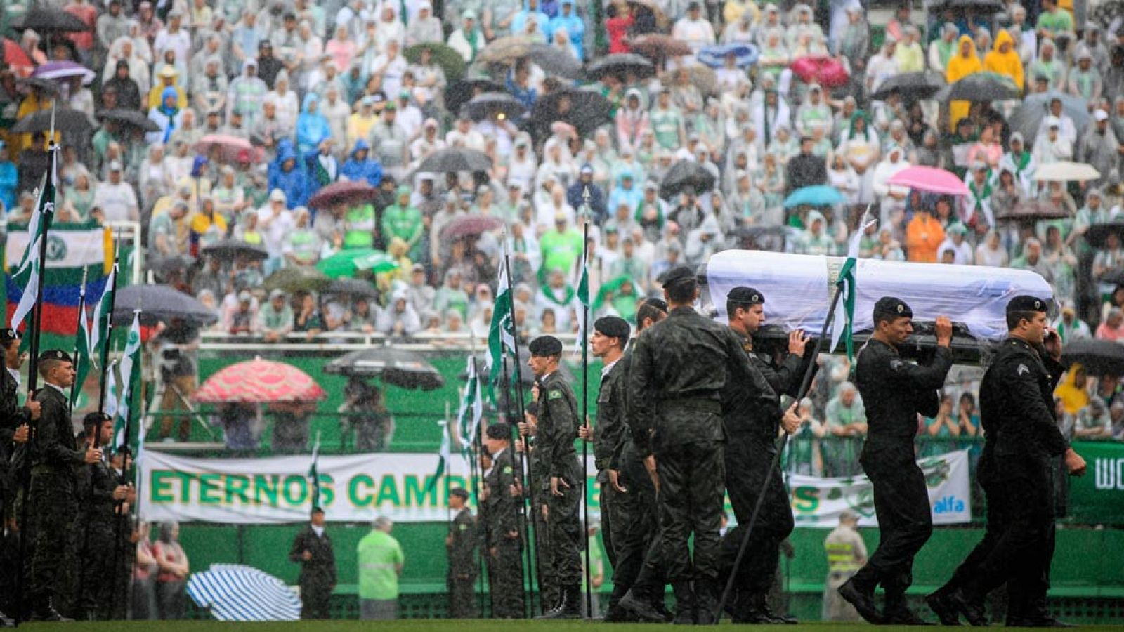 Emotiva despedida en Chapecó a las víctimas del accidente - Informativo 24h | Ver
