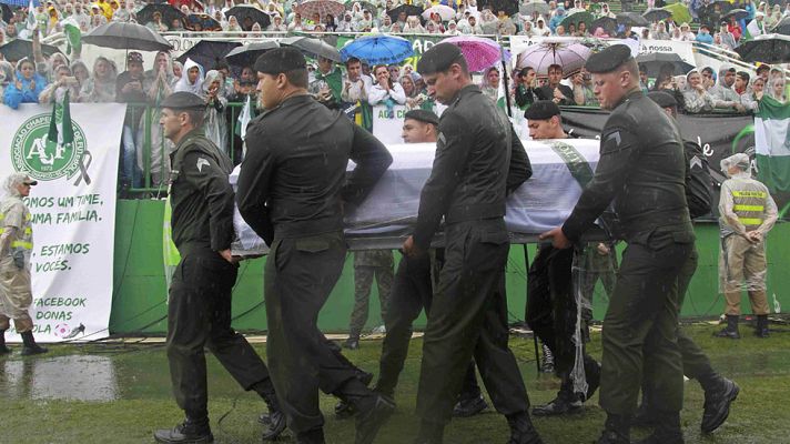 Telediario 1 - Sentida despedida de los seguidores del Chapecoense en el Arena Condá