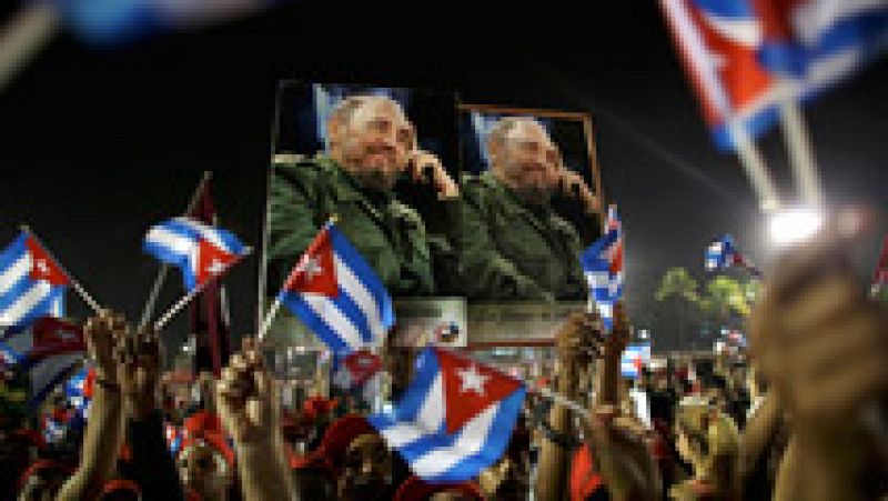 Miles de personas despiden a Fidel Castro en Santiago