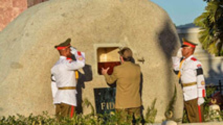 Telediario 1 - Las cenizas de Fidel Castro reciben sepultura tras un multitudinario homenaje en Santiago