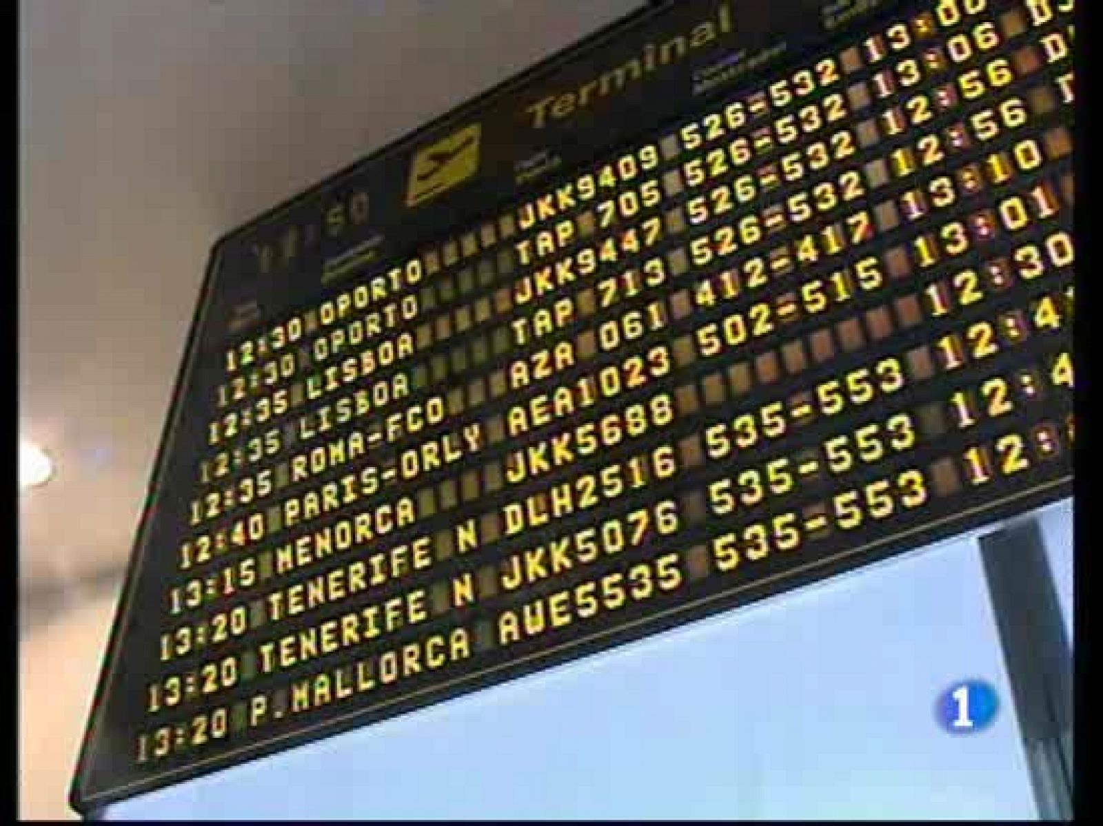  La niebla ha ocasionado hoy nuevos retrasos en el aeropuerto. Mientras, continúan las negociaciones entre Iberia y los pilotos.
