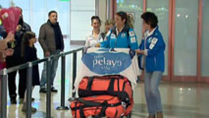 Llegan a Madrid las cinco mujeres que han atravesado en barco el Atlántico tras superar un cáncer 