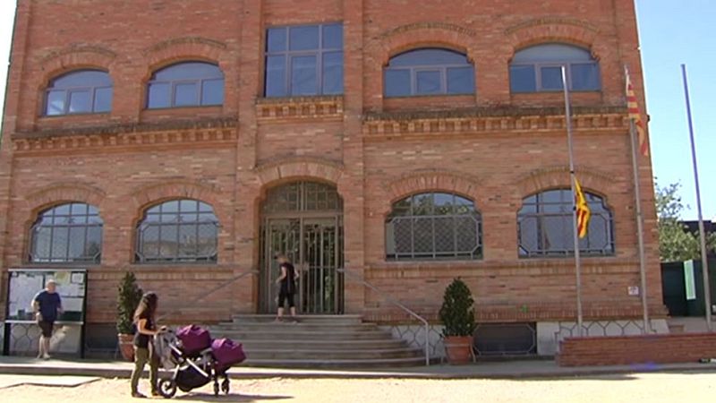 Una docena de ayuntamientos catalanes abrirán el Día de la Constitución