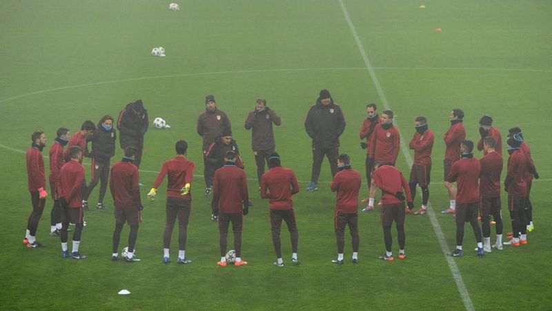 Algunos de los jugadores menos habituales jugarán el choque del Atlético contra el Bayern en Múnich, donde los seguidores rojiblancos debaten sobre el futuro de Simeone.