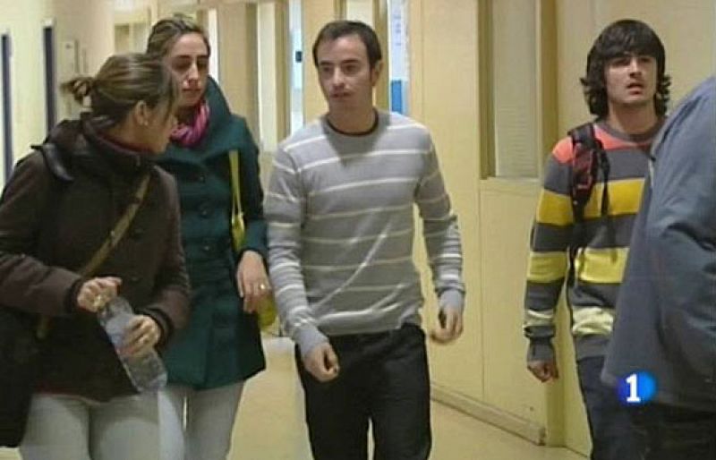 La mujer y dos hijos de Cristóbal Guerrero se han desplazado al hospital de Chile donde está ingresado el piloto, tras el grave accidente que sufrió con su moto.