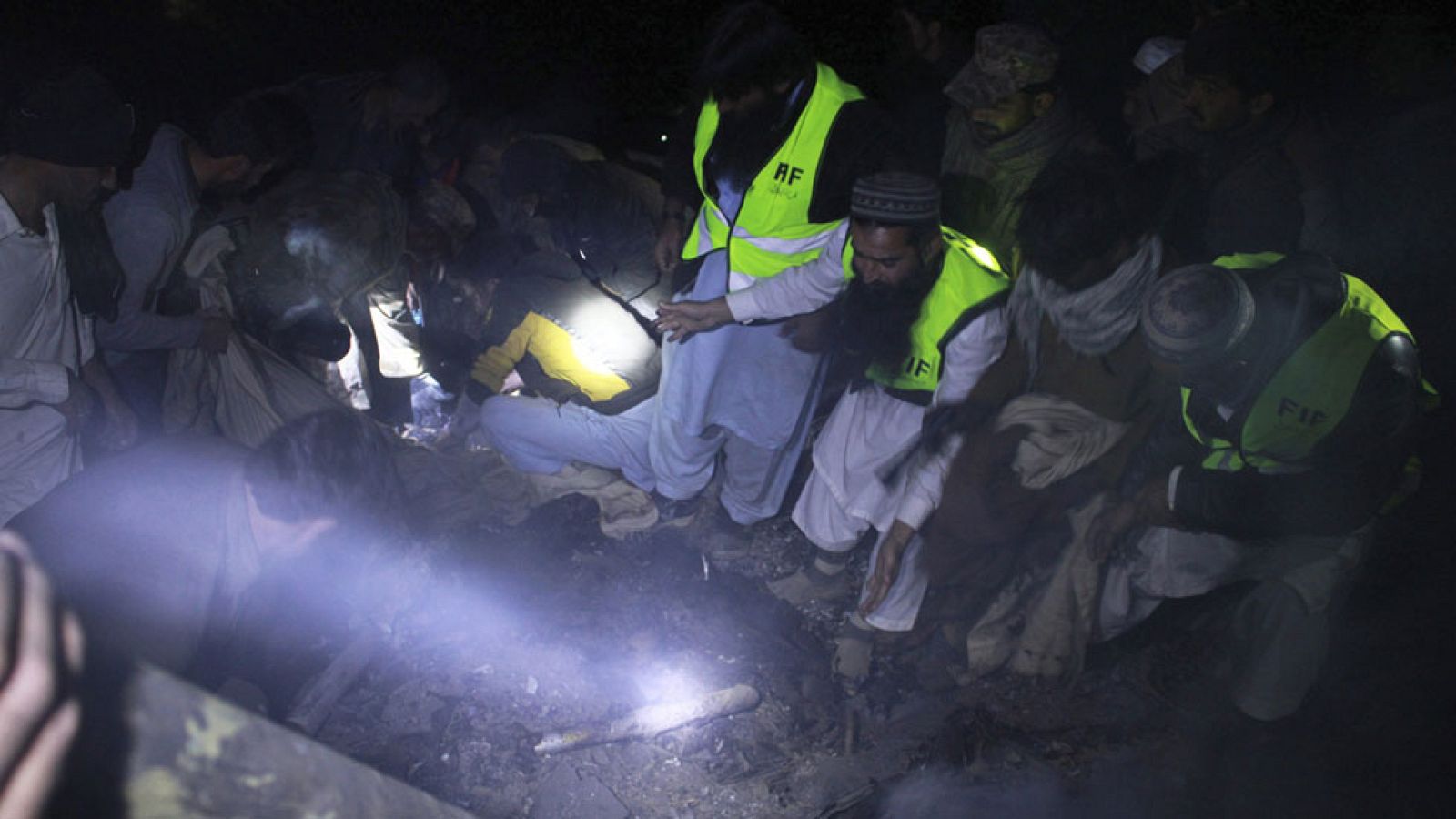 Los equipos de rescate han recuperado 36 cadáveres de entre los restos del avión que se estrelló hoy con 48 personas a bordo en el norte de Pakistán, mientras continúan los trabajos de auxilio con pocas esperanzas de hallar supervivientes.