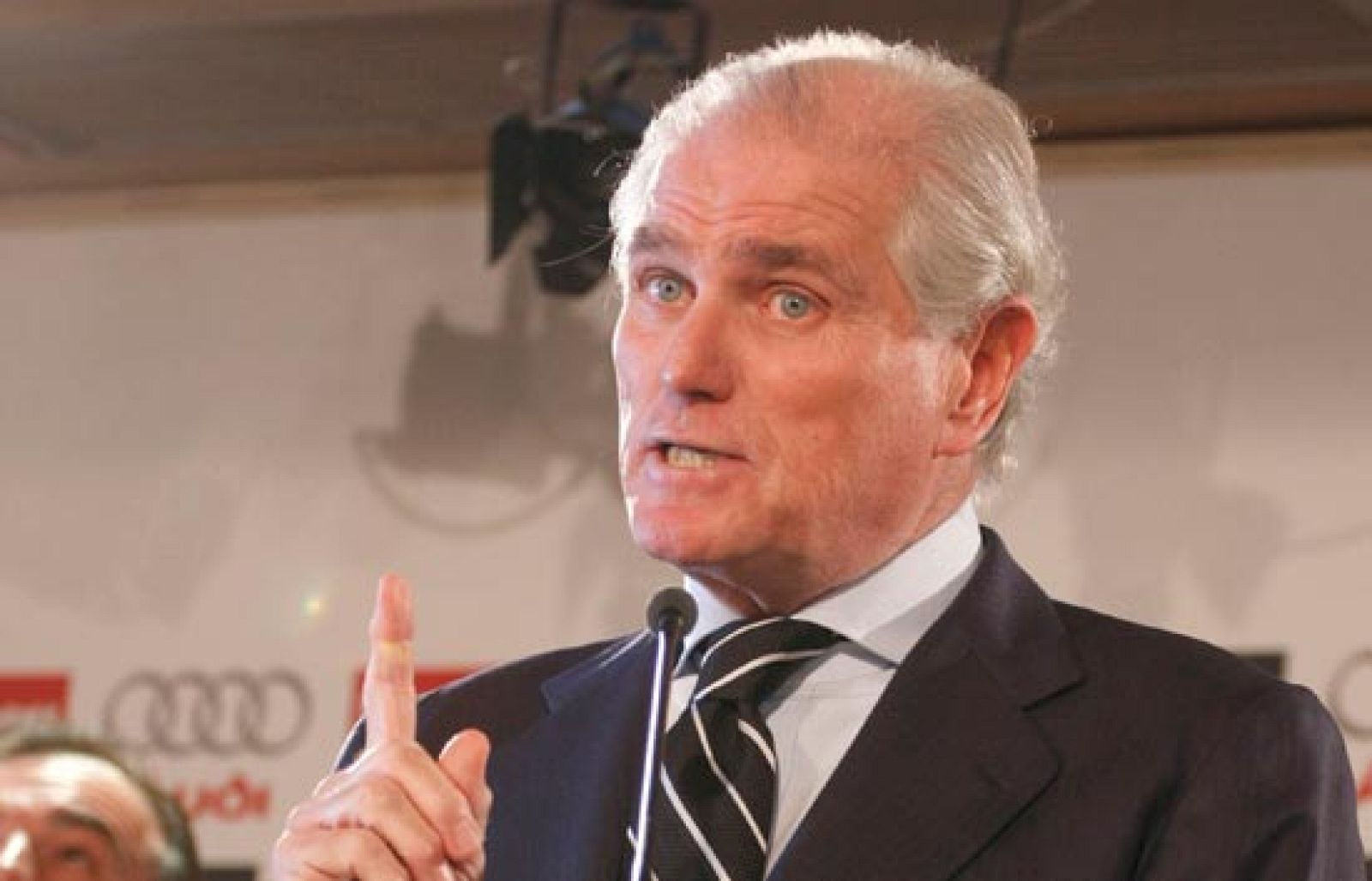 Ramón Calderón, presidente del Real Madrid, defendió su inocencia, jurando por su "honor" que no ha cometido "ninguna incorrección", en el escándalo de la reciente Asamblea de socios, que ha provocado la destitución de Mariano Rodríguez 'Nanín', miembro del departamento de socios, y la posterior dimisión de Luis Bárcena, dirección general de socios. 